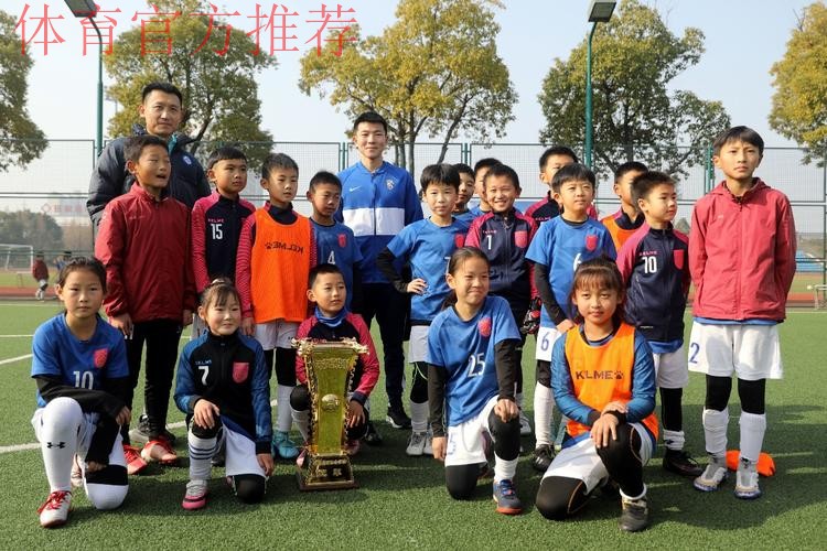 燕京啤酒2022中国足协杯“种子计划”走进张家港 前国脚周云再回母校 燕京啤酒2022中国足协杯“种子计划”走进张家港 前国脚周云再回母校