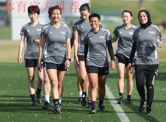 女子裁判组携手执裁中超联赛 女子裁判组携手执裁中超联赛