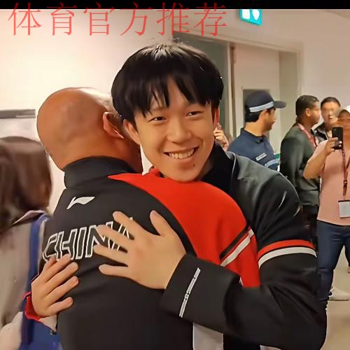 我们的故事 - 亚运男足小将亲吻护腿板告慰已故队友:替他实现国家队梦想